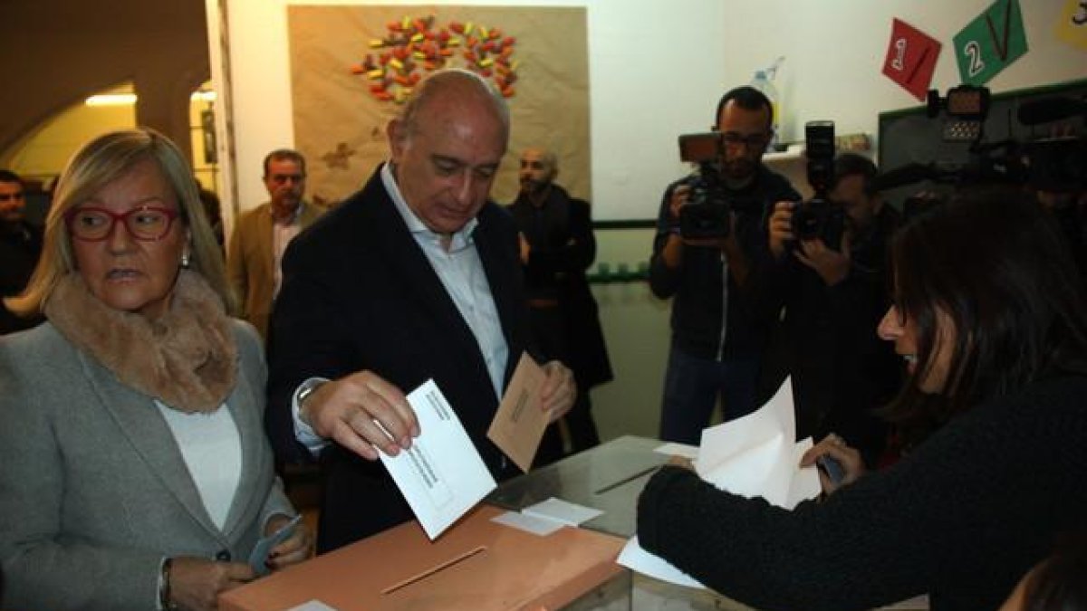 El cabeza de lista del PPC, Jorge Fernández Díaz, deposita su voto en la urna de la escuela Augusta de Barcelona.-ACN / NÚRIA JULIÀ