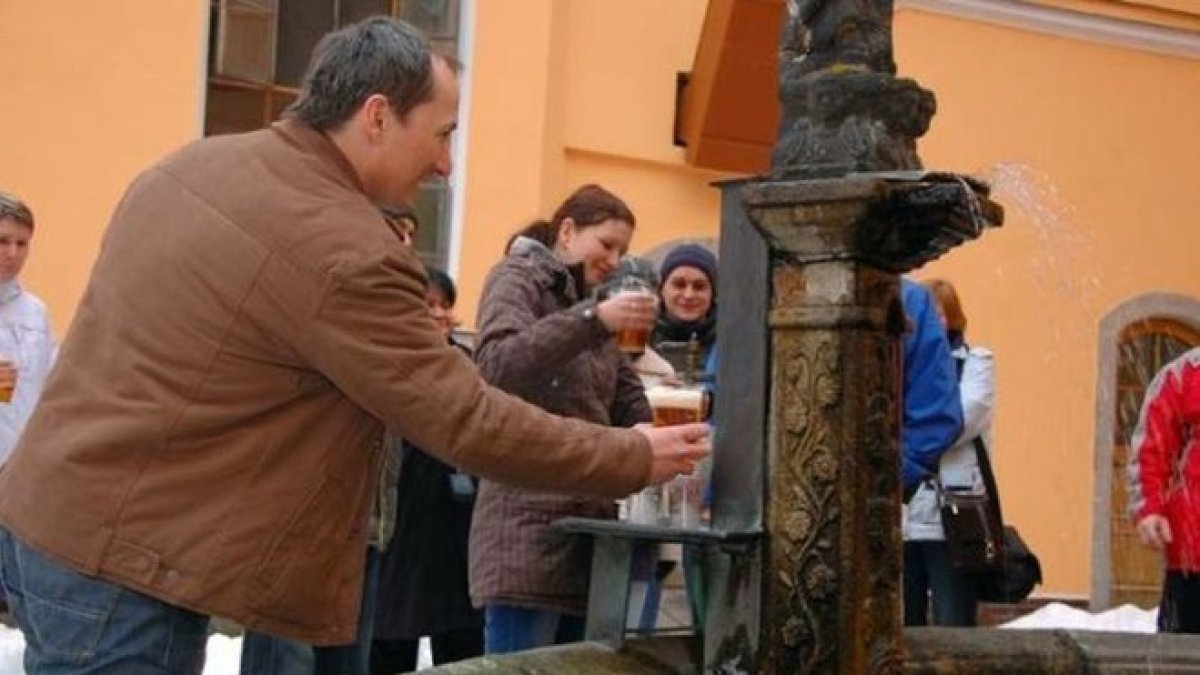 La famosa fuente de cerveza de en la ciudad de Zalec, Eslovenia.-EL PERIÓDICO