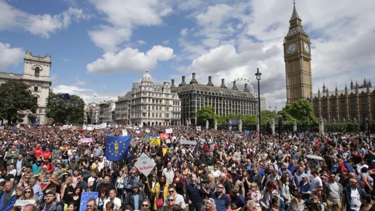 Partidarios de la permanencia en la UE se manifiestan en Parliament Square, en Londres, el 2 de julio.-AP / DANIEL LEAL-OLIVAS