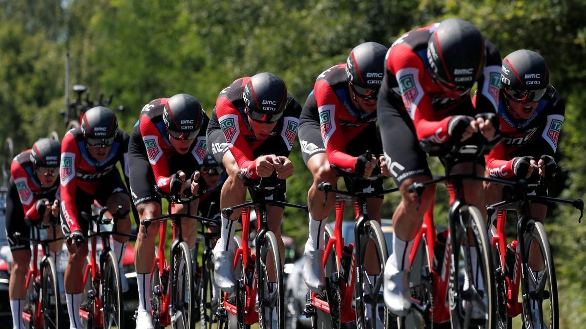 El BMC Racing Team durante la contrarreloj.-BENOIT TESSIER / REUTERS