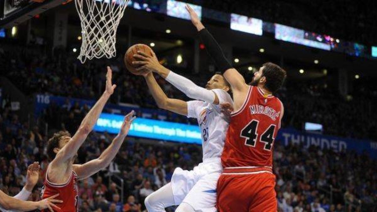 Gasol y Mirotic defienden el ataque de Andre Roberson.-Foto: USA TODAY SPORTS / MARK D. SMITH
