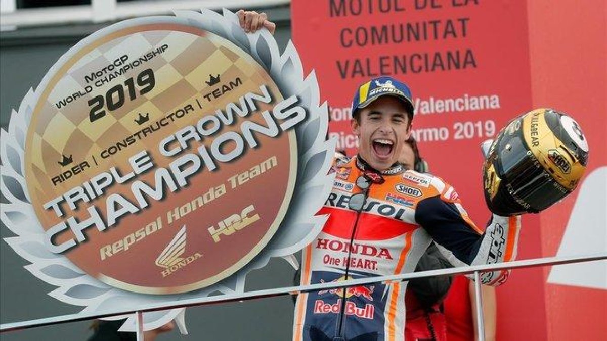 Marc Márquez (Repsol-Honda) gana el GP de Valencia y consiguen el título para el equipo.-EFE / KAI FORSTERLING