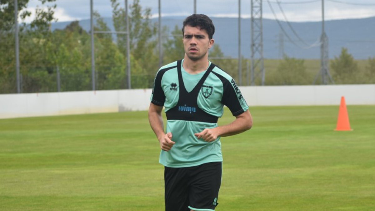 Adri Herrera no podía finalizar el entrenamiento de ayer debido a un esguince de tobillo. CD NUMANCIA