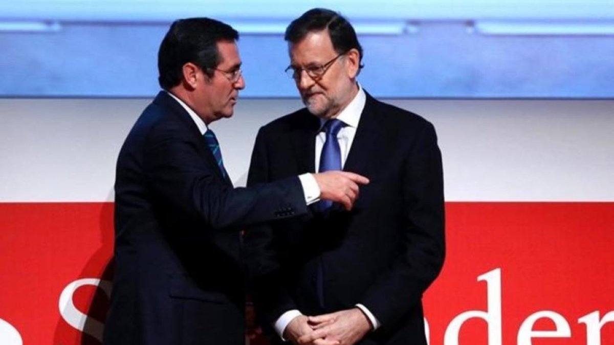 El presidente del Gobierno, Mariano Rajoy, junto al presidente de la patronal Cepyme, Antonio Garamendi, durante el acto de entrega de premios de la patronal.-JUAN MANUEL PRATS