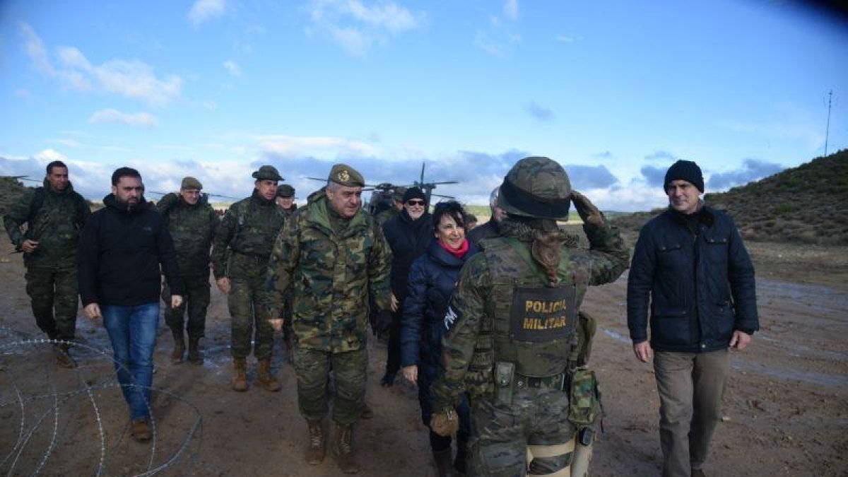 Margarita Robles visita a los militares de la base de San Gregorio esta mañana-ÁNGEL DE CASTRO