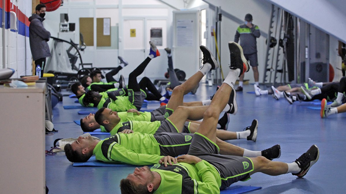 Trabajo de gimnasio, ayer, en la vuelta del Numancia a la actividad, dirigido por Manix Mandiola. Mario Tejedor