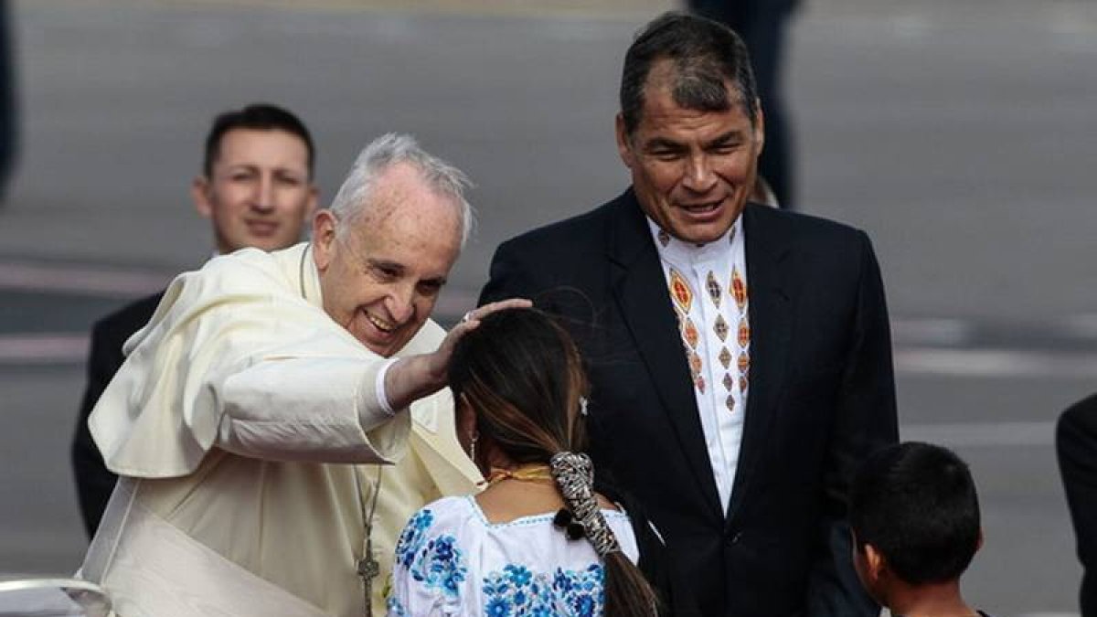 El Papa saluda a uns niños indígenas ante la mirada del presidente de Ecuador, Rafael Correa.-Foto: EFE / JOSÉ JACOME RIVERA