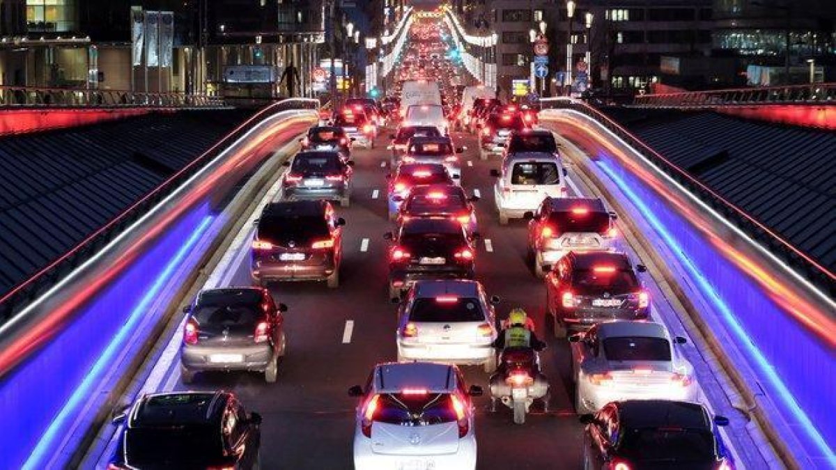 Tráfico en una avenida de Bruselas.-EPA