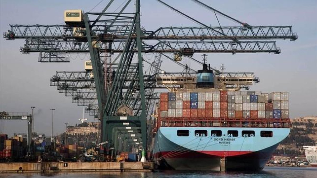 Un barco cargando contenedores en el puerto de Barcelona.-VICENS FORNER