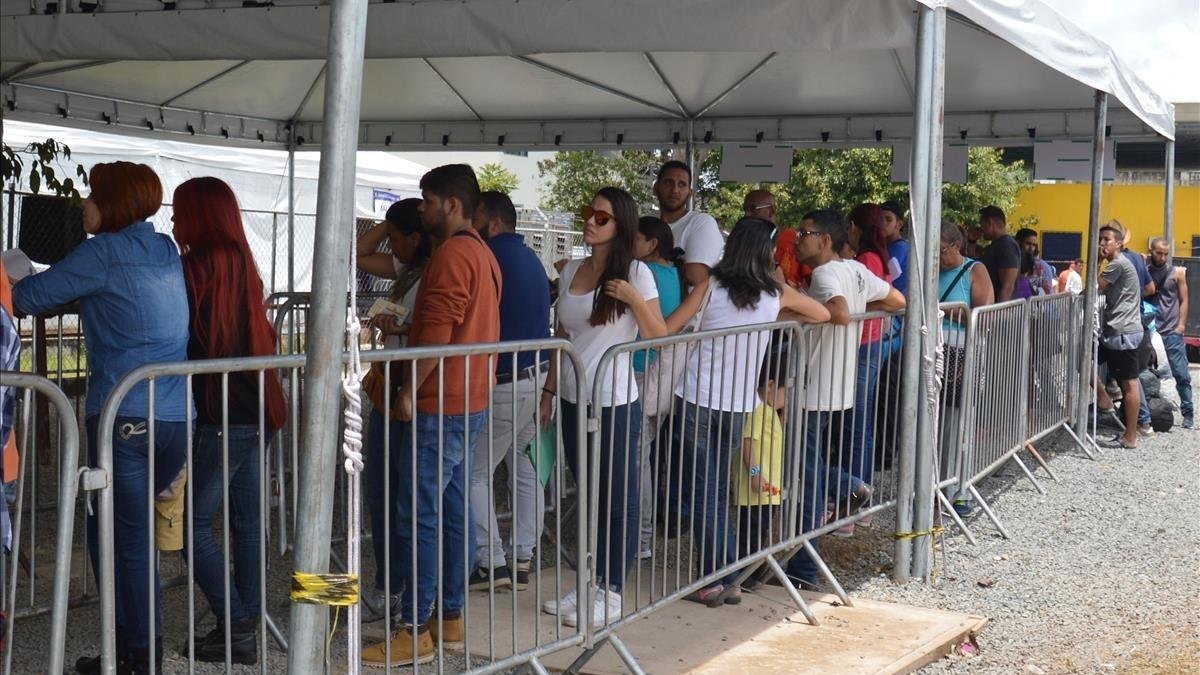 Ciudadanos de Venezuela esperan entrar en Brasil. /-EFE / GERALDO MAIA