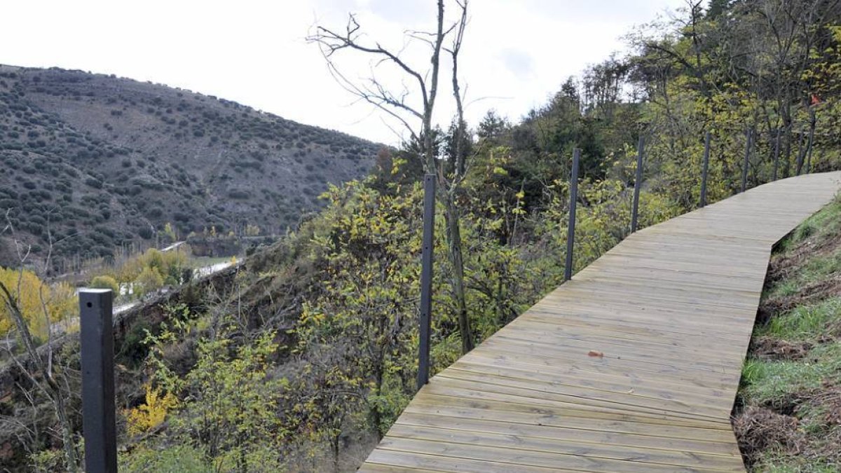 La pasarela que conectará el río con el Castillo.-VALENTÍN GUISANDE