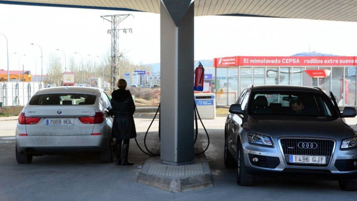 Coches repostando en una estación de servicio ayer.-ÁLVARO MARTÍNEZ