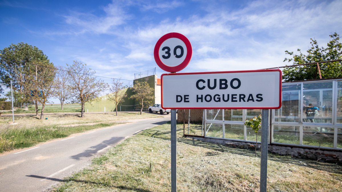 Entrada a la localidad de Cubo de Hogueras.