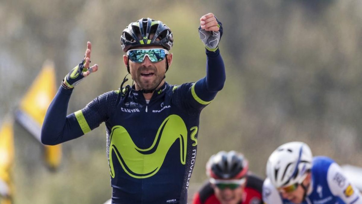 Alejandro Valverde celebra la quinta victoria en el muro de Huy lanzando una flecha imaginaria.-GEERT VANDEN WIJNGAERT