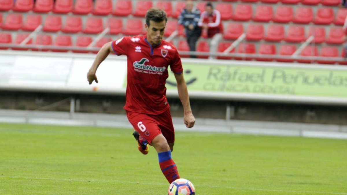 Íñigo Pérez conduce el balón en un encuentro en el campo de Los Pajaritos.-Diego Mayor