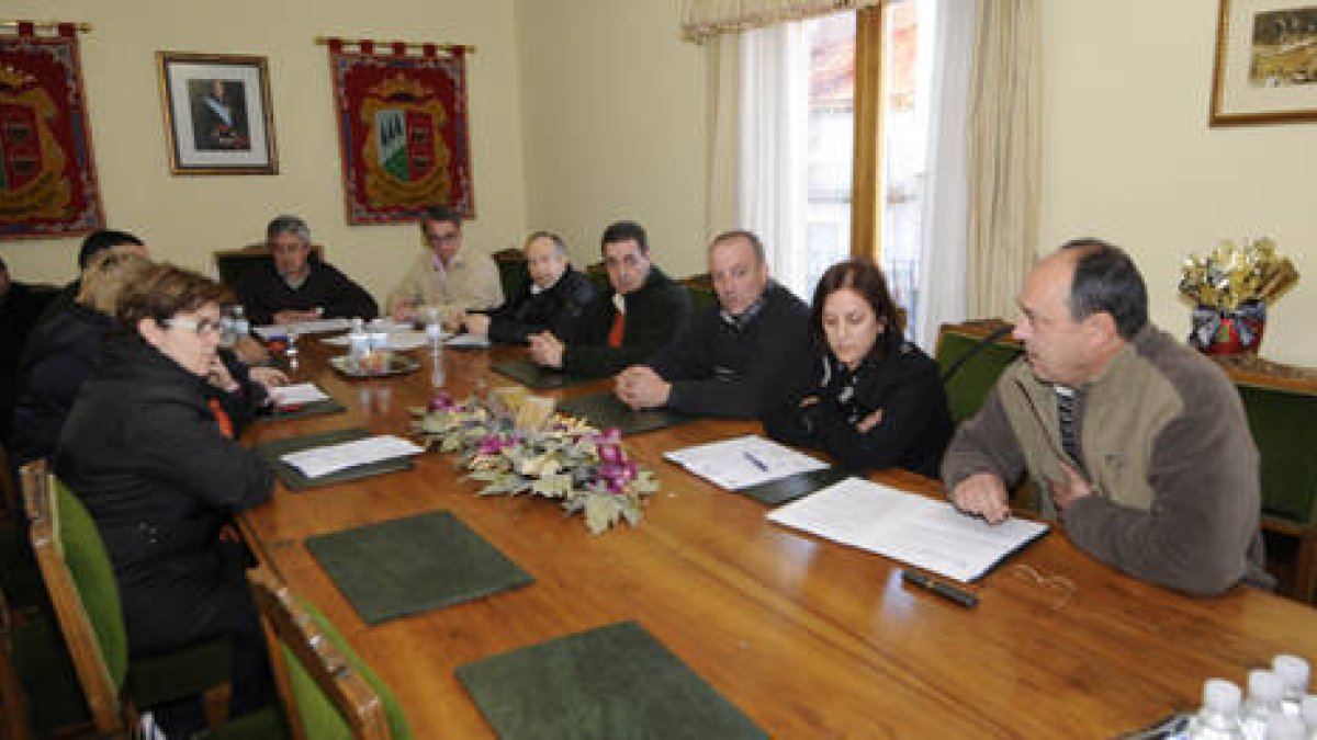 Miembros de la corporación de San Leonardo en el pleno de ayer. / V. G. -