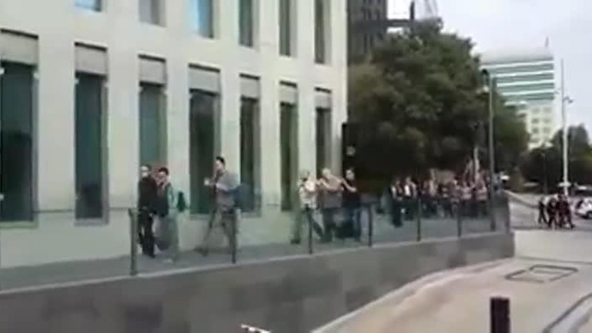 La salida de los seis detenidos por los preparativos del 1-O, este viernes. / J. G. ALBALATLa salida de los seis detenidos por los preparativos del 1-O, este viernes-J. G. ALBALAT