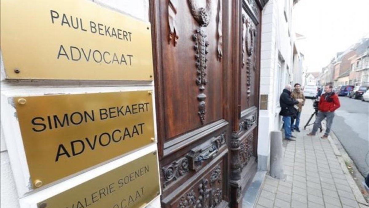 Los periodistas esperan en la puerta del despacho del abogado de Carles Puigdemont en Bélgica, en la localidad de Tielt. / YVES HERMAN (ACN)-YVES HERMAN (ACN)