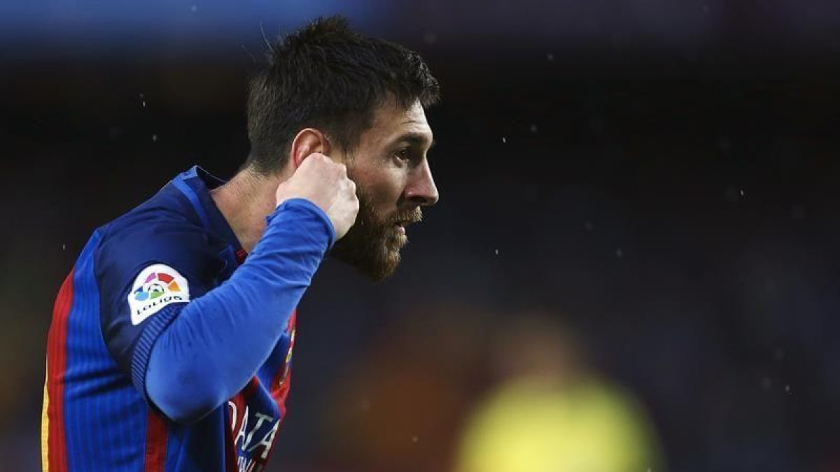 Messi dedicando su primer gol a la lucha del cáncer infantil.-EFE