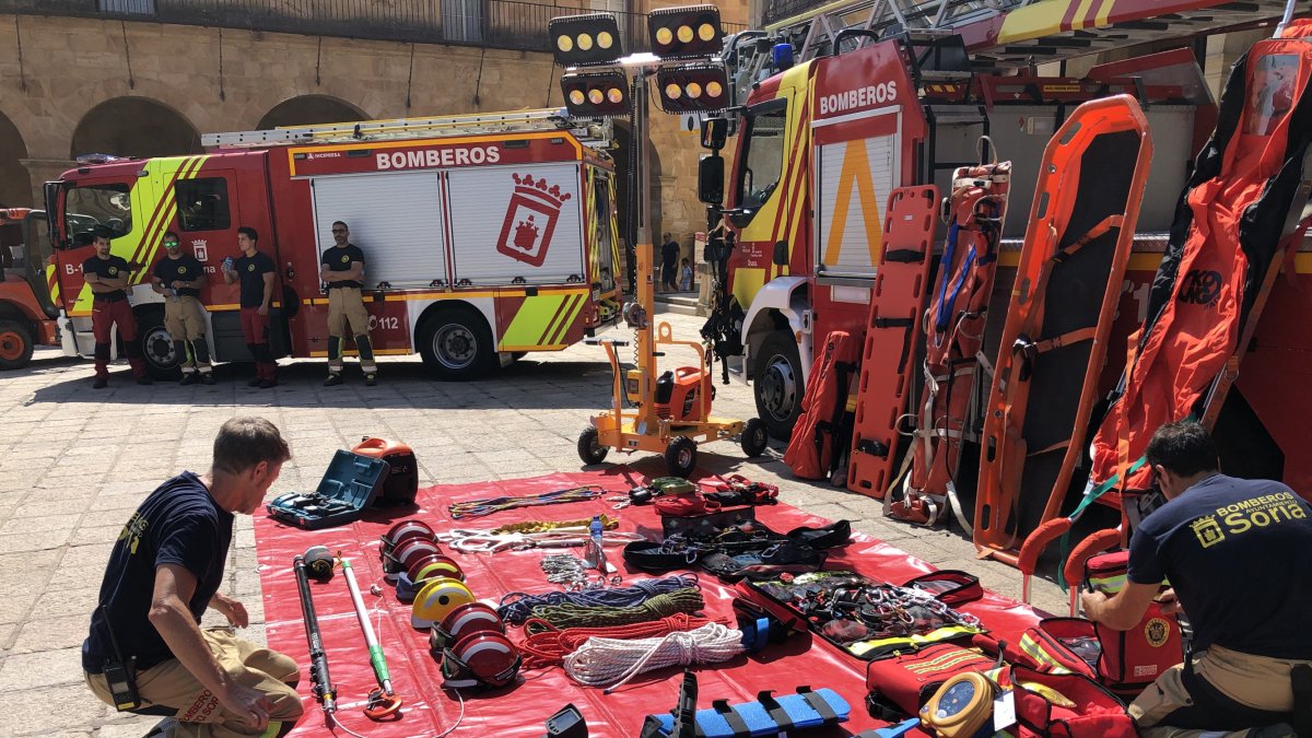 Muestra del material de bomberos, ayer en la plaza Mayor. J.A.C.