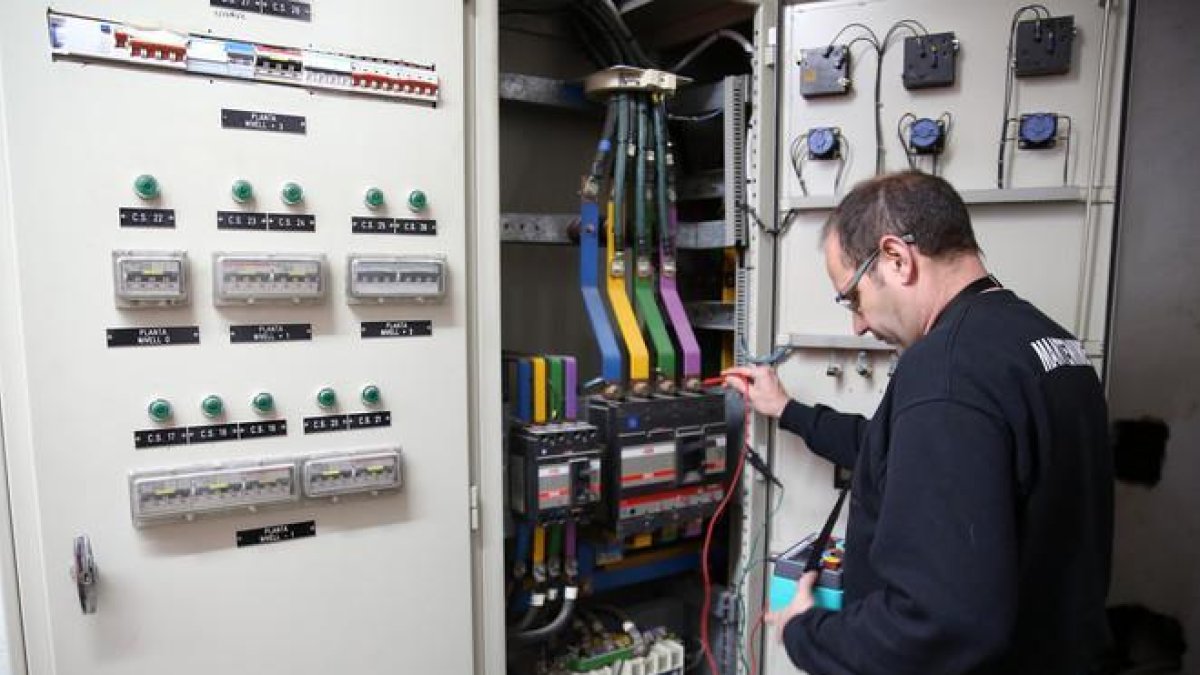 Un trabajador autónomo durante su jornada laboral como lampista.-RICARD CUGAT (EL PERIÓDICO)