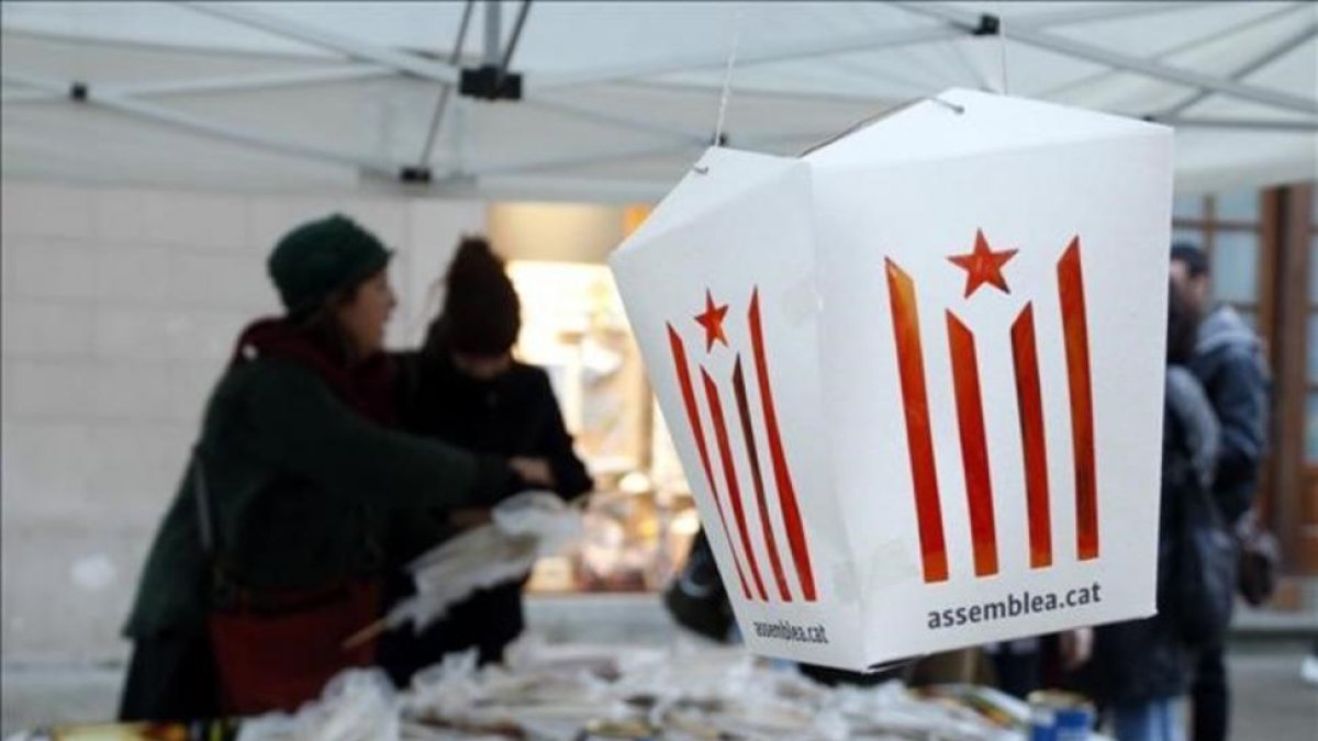 Los farolillos con la estelada que repartieron las entidades soberanista el año pasado en la cabalgata de Vic.-/ MAR MARTÍ