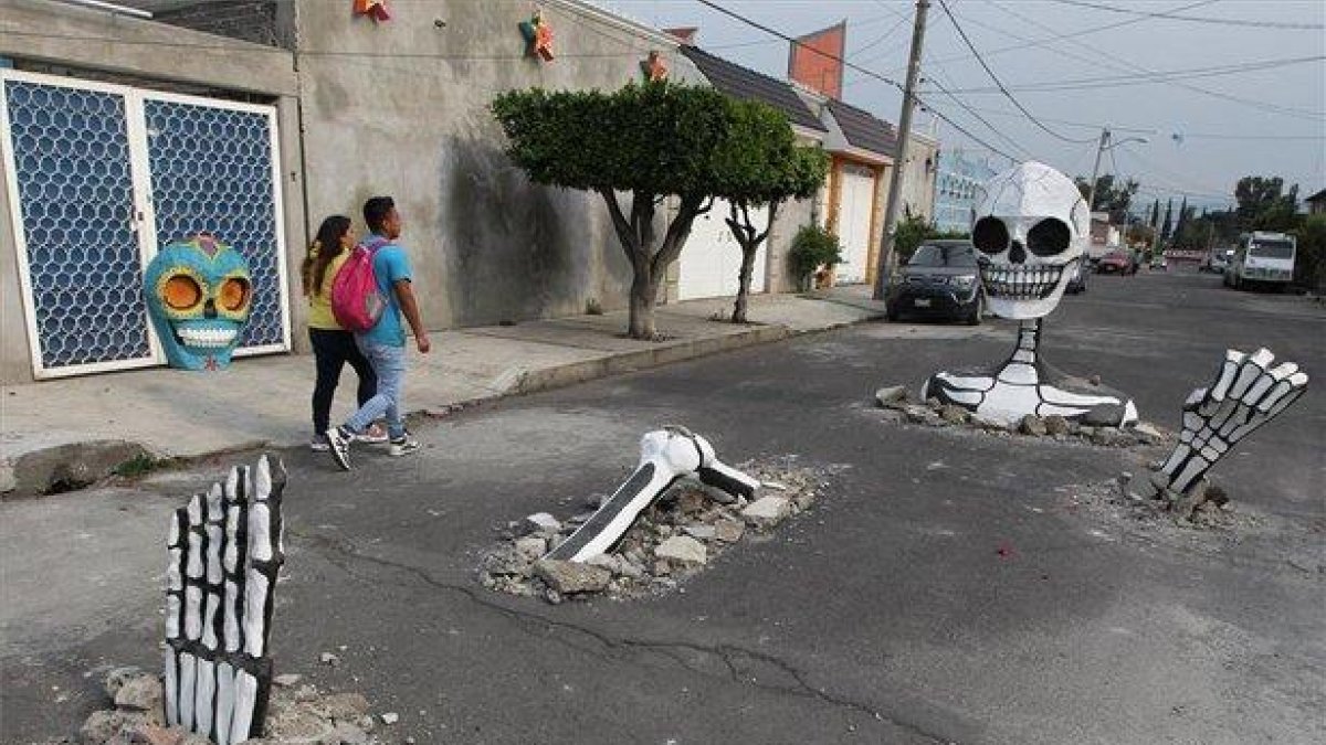 Vecinos de una colonia de la Ciudad de México realizaron el momntaje de calaveras gigantes.-EFE
