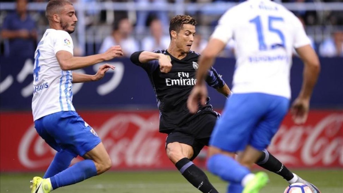 Mikel Villanueva (izquierda), junto a Cristiano Ronaldo, en el partido de La Rosaleda.-AP / DANIEL TEJEDOR