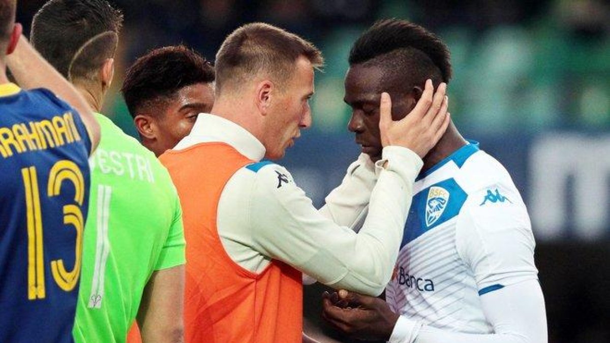 Gastaldello, con peto, trata de convencer a Balotelli para que no abandone el partido.-EPA/ANSA