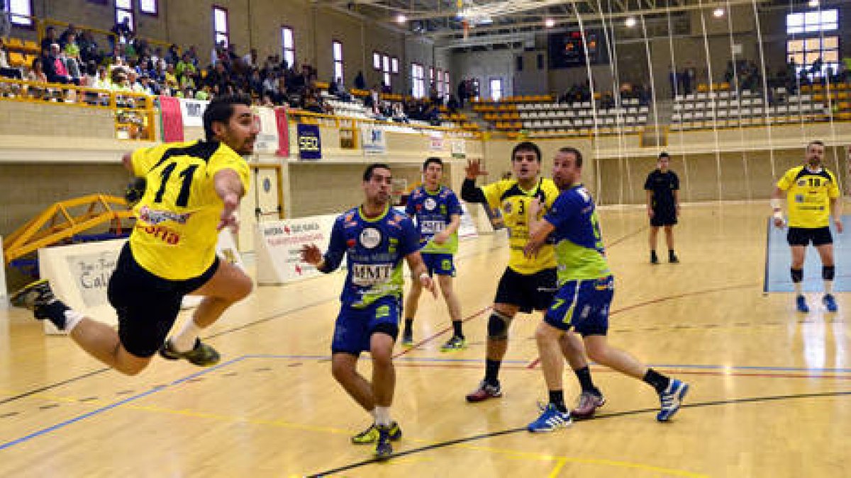 Un jugador del Aranga durante la fase de ascenso celebrada en Los Pajaritos. / ÁLVARO MARTÍNEZ-