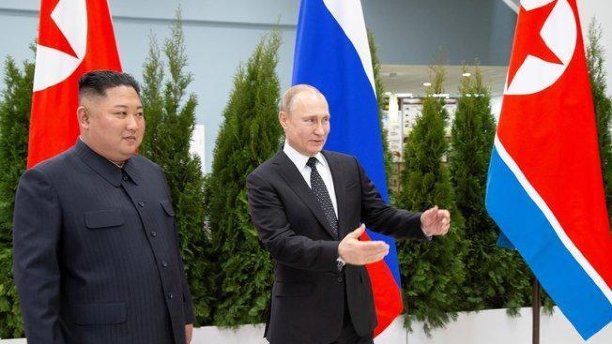 Putin da la bienvenida al campus de la Universidad federal del Lejano Oriente, en Vladivostok, a Kim Jong-un.-REUTERS / ALEXANDER ZEMLIANICHENKO