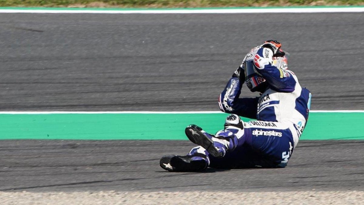 Jorge Martin (Honda) se lamenta en la pista del error que ha cometido hoy, en Motegi, y que le hacer perder toda la ventaja que tenía sobre su rival, el italiano Marco Bezzecchi, que ha terminado ganando.-ALEJANDRO CERESUELA