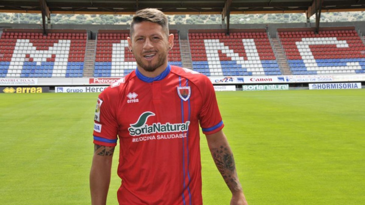 Carlos Javier Acuña se enfundó ayer por primera vez la camiseta del Numancia.-Valentín Guisande