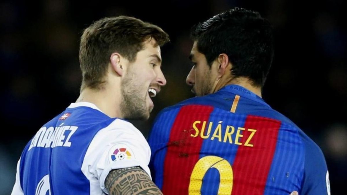 Iñigo Martínez, de la Real Sociedad, y Luis Suárez.-EFE / JUAN HERRERO