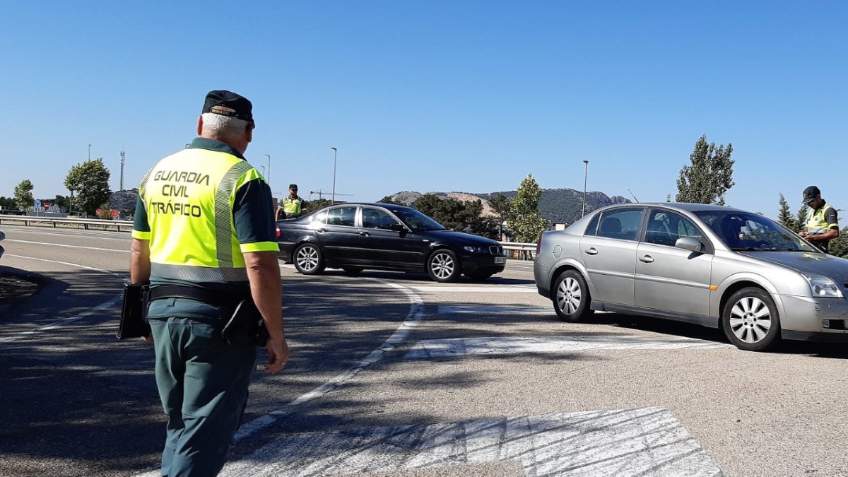 Control de tráfico a cargo de la Guardia Civil en una carretera de Soria. HDS