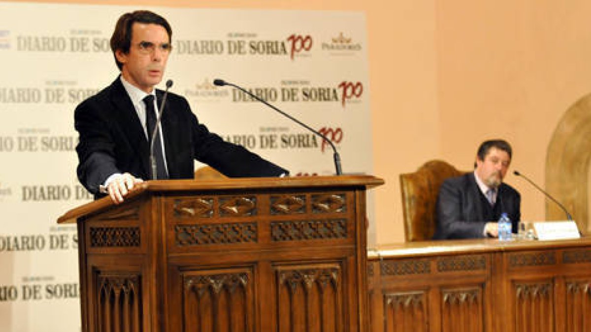 José María Aznar ofrece su conferencia ante la mirada del director de DIARIO DE SORIA / EL MUNDO, Juan Francisco Corcuera. / VALENTÍN GUISANDE-