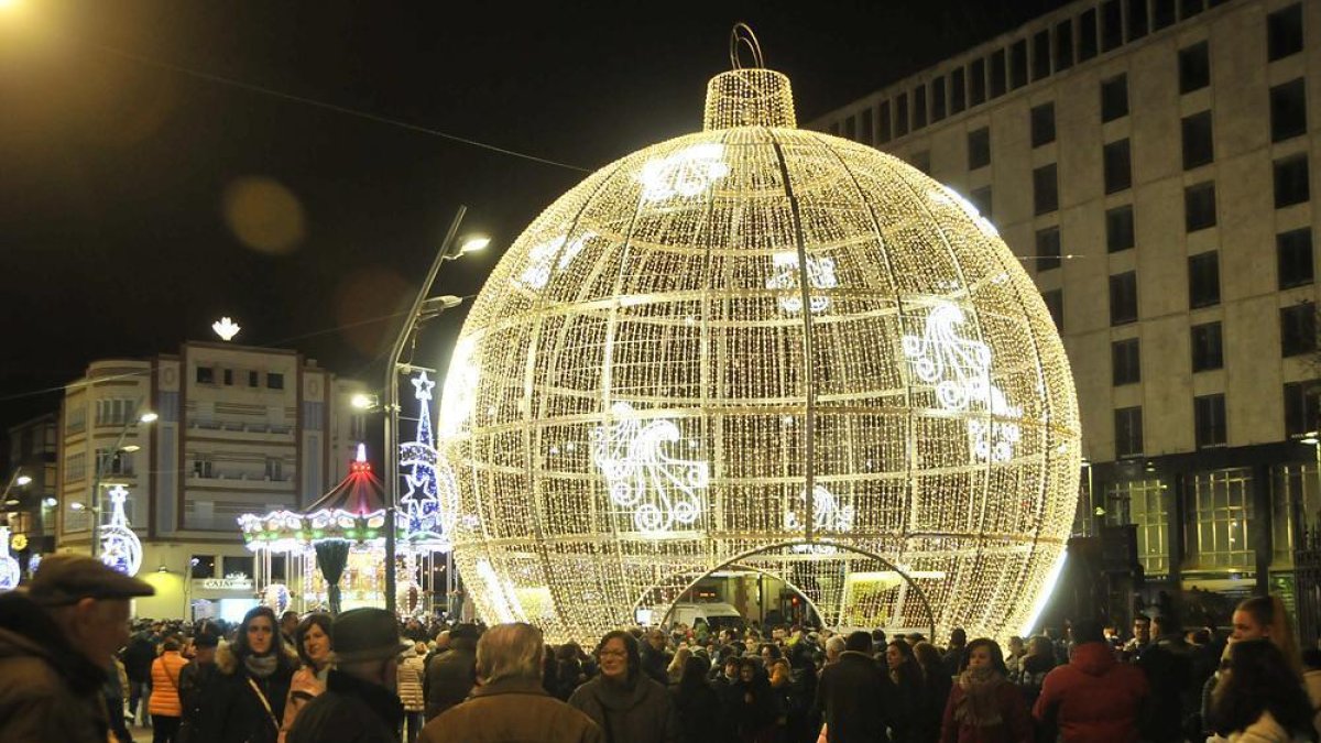 La bola luminosa de la plaza de Mariano Granados.-Valentín Guisande