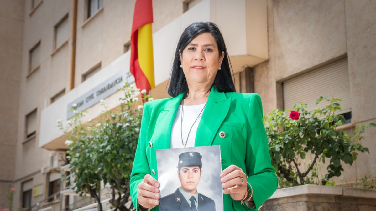 Marta Gómez, junto a la Comandancia de Soria.-GONZALO MONTESEGURO