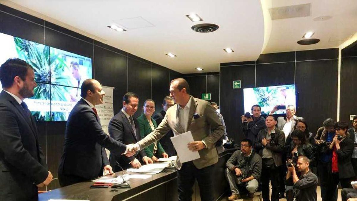 Recogida de la autorización por parte del consejero delegado de Soria Natural, Rafael Esteban Ollo, en el acto de entrega organizado por la Secretaría de Salud del Gobierno de México-HDS