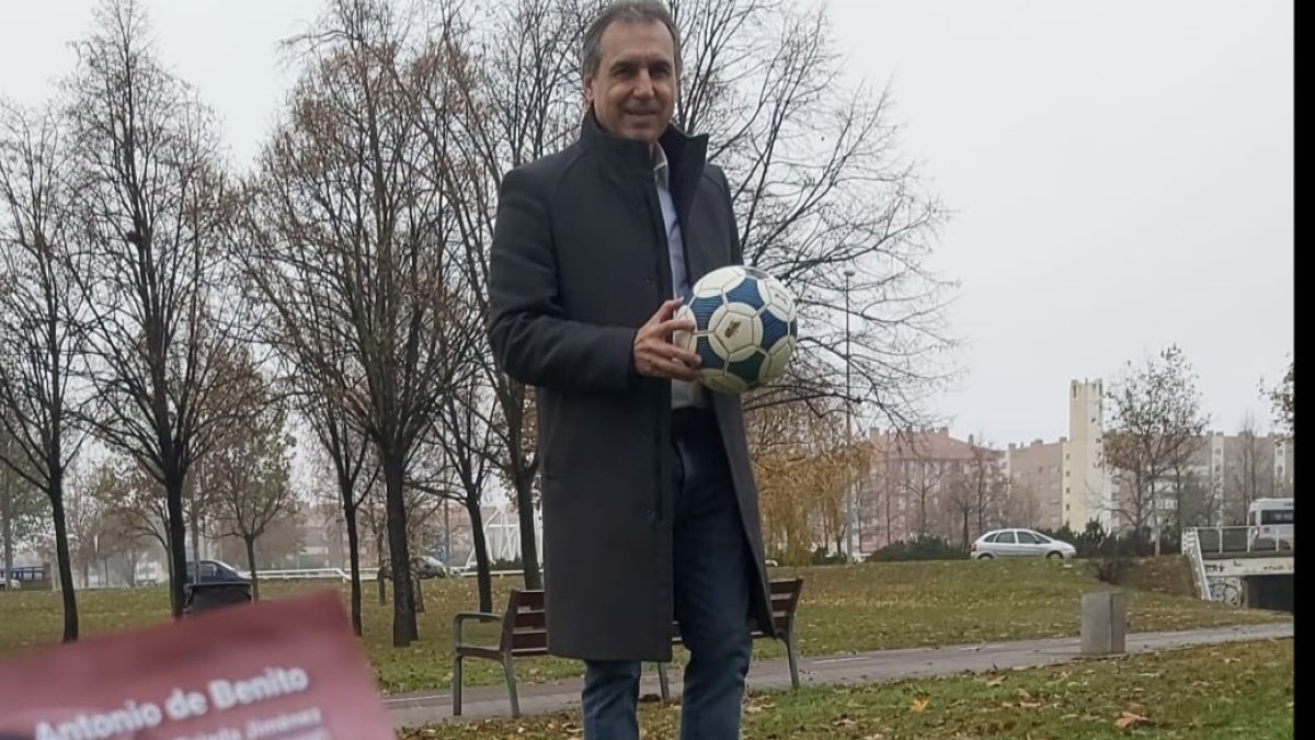 El escritor soriano Antonio de Benito acaba de publicar una novela juvenil sobre fútbol femenino. HDS