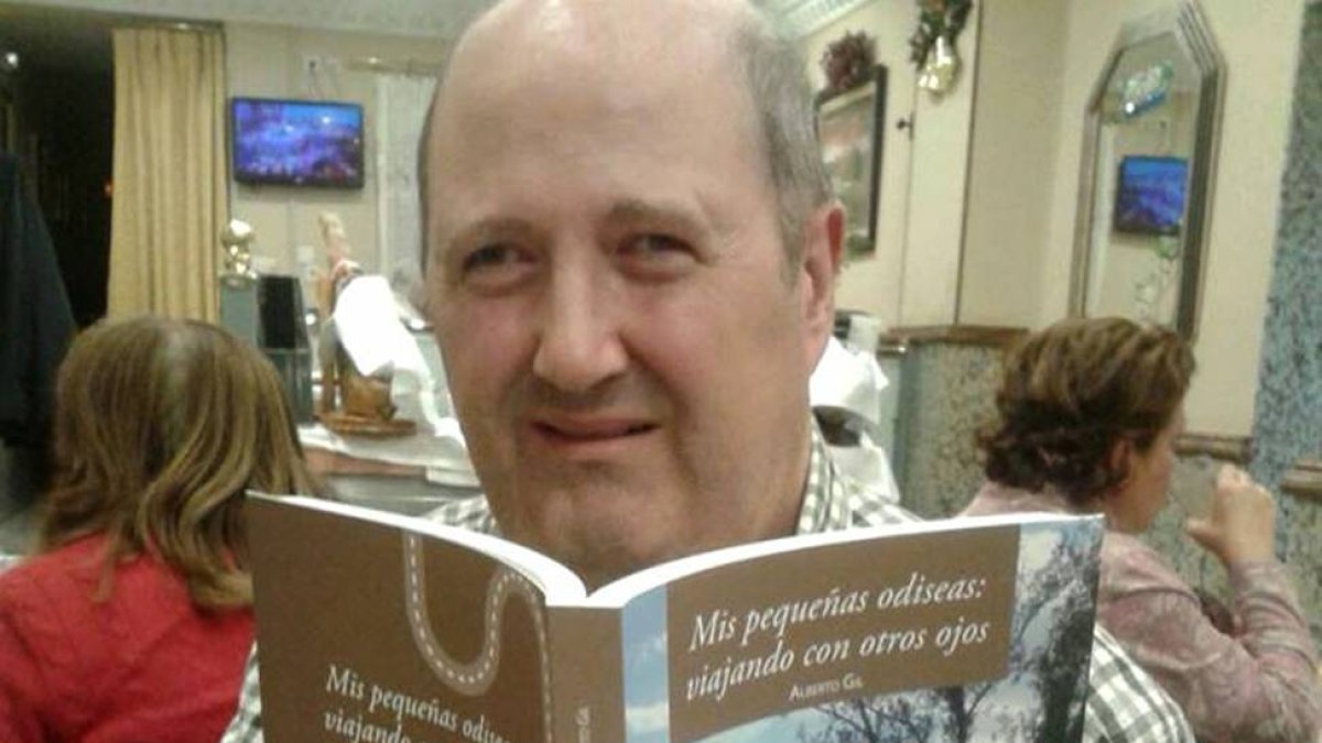 El escritor soriano Alberto Gil con su libro de viajes.-
