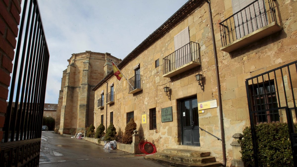 La 'casona' de Defensa, con la iglesia de Santa Clara al fondo. HDS