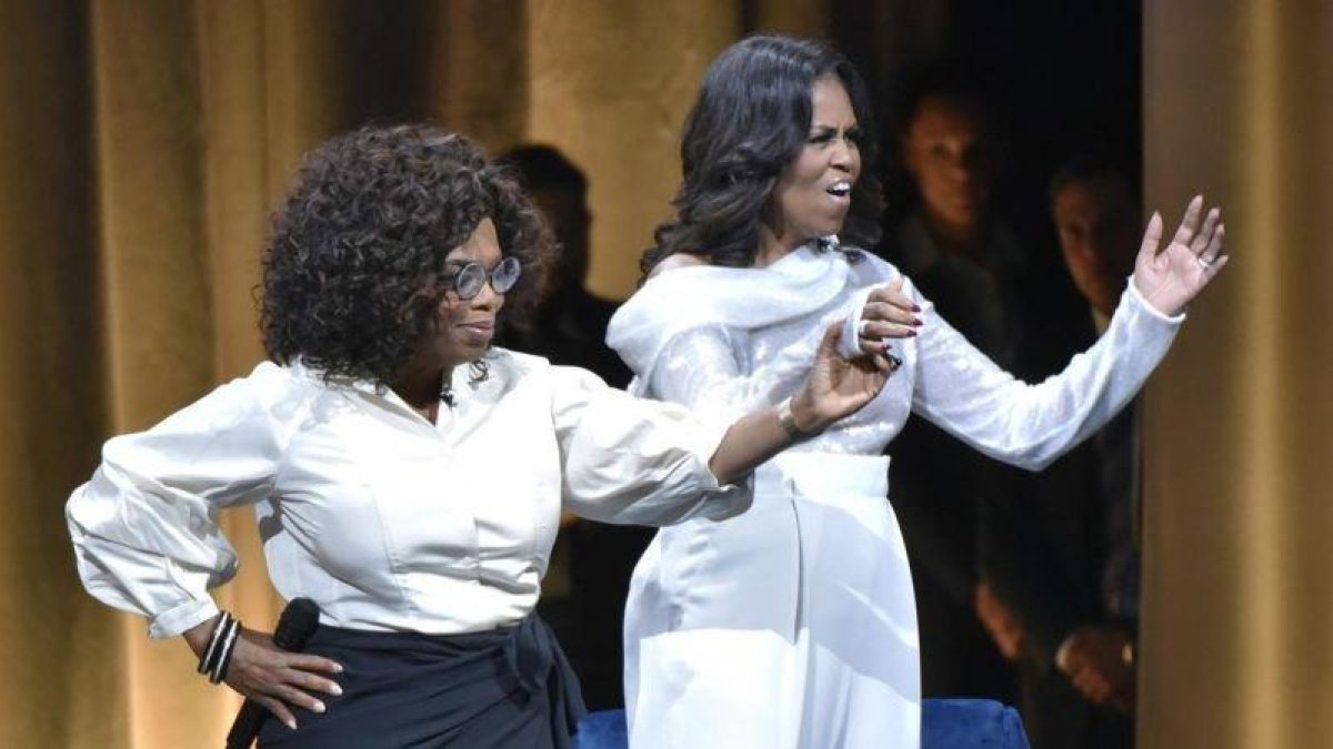 Michelle Obama, con Oprah Winfrey, en la promoción de libro.-AP / ROB GRABOWSKI