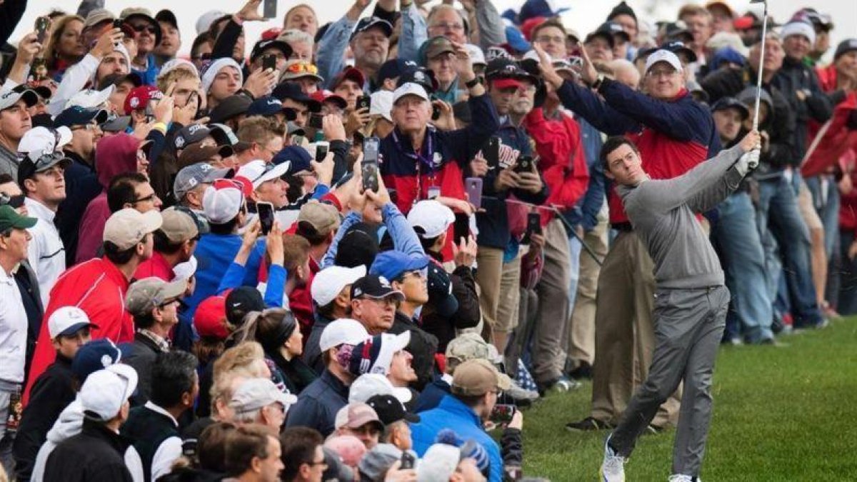 El norirlandés McIlroy da un golpe de salida ante una multitud en un entrenamiento de la Ryder en el Hazeltine National Golf Club.-AFP / JIM WATSON