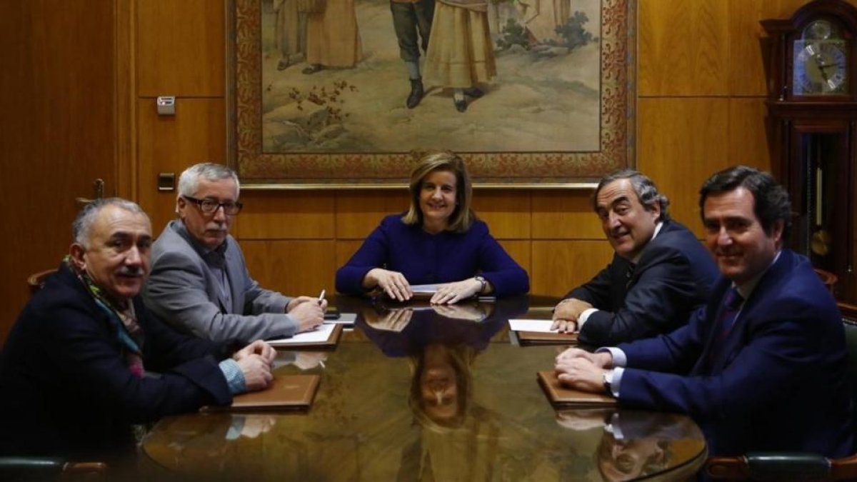 Los representantes del Gobierno, los sindicatos y las organizaciones empresariales en una reunión del pasado mes de febrero.-AGUSTÍN CATALÁN