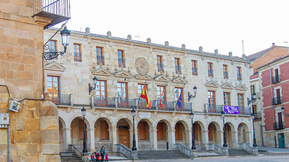 Fachada del Ayuntamiento de Soria. MARIO TEJEDOR