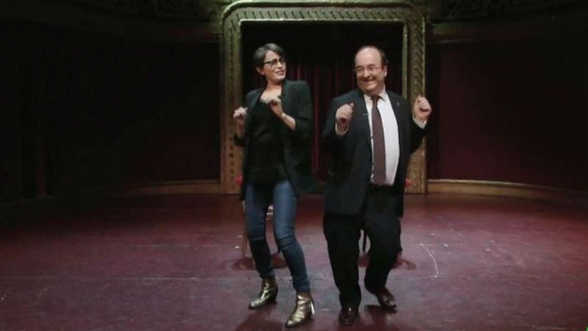 Miquel Iceta baila con Thais Villas en El Intermedio.-EL PERIÓDICO