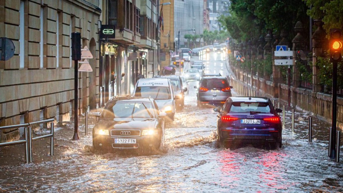 <p><strong>El agua se hizo esperar y finalmente cayó intensamente. </strong>Para algunos aliviará, pero en otros casos trajo perjuicios. En la capital, <strong><a href=