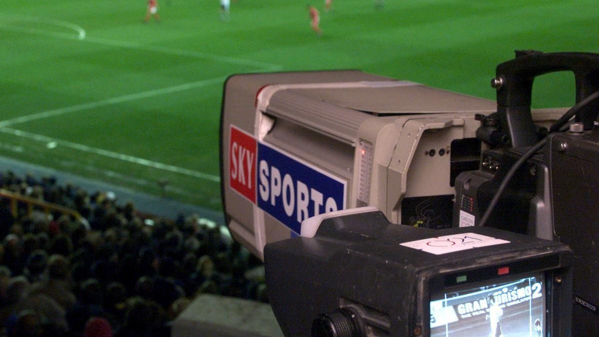 Cámara de la plataforma británica Sky retransmitiendo un partido de la Premier League.-