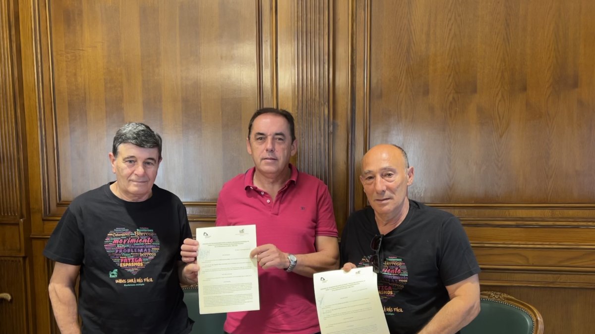 Miembros de la asociación con el presidente tras la firma del convenio Esclerosis Múltiple.-HDS